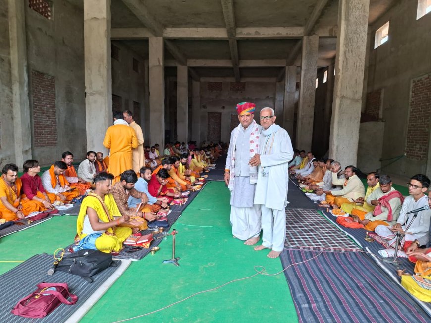 108 कुंडात्मक श्री गोपाल गोपुष्टि महायज्ञ मे मंत्रोच्चार के साथ लग रही है आहुतियां