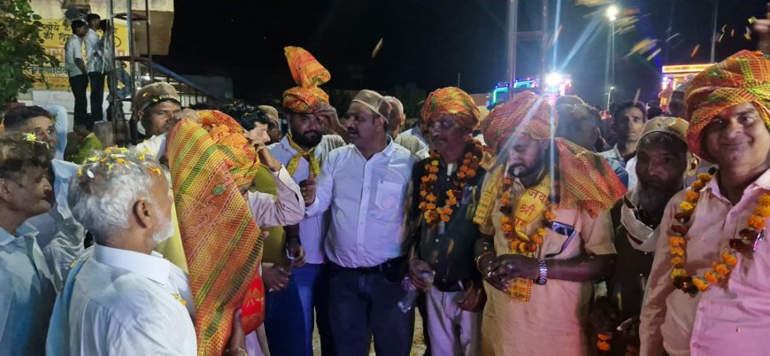 लक्ष्मणगढ़ मे मुस्लिम समुदाय द्वारा की गणगौर माता की सवारी पर पुष्प वर्षा