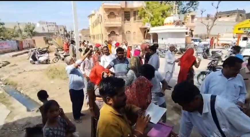 कोसेलाव में गैस सिलेंडर पुलिस की मौजूदगी में बांटे गैस सिलेंडर शांतिपूर्ण