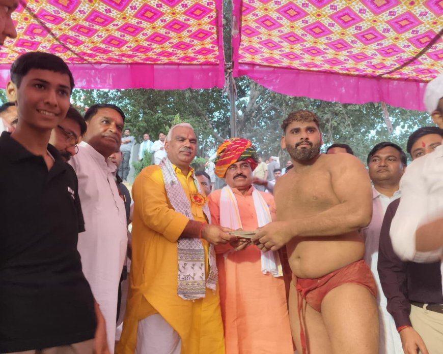 आखिरी कुश्ती की एक लाख रुपये की ईनाम राशि गृहमंत्री जवाहर सिंह मैडम में विधायक रमेश खींची ने सौंपी