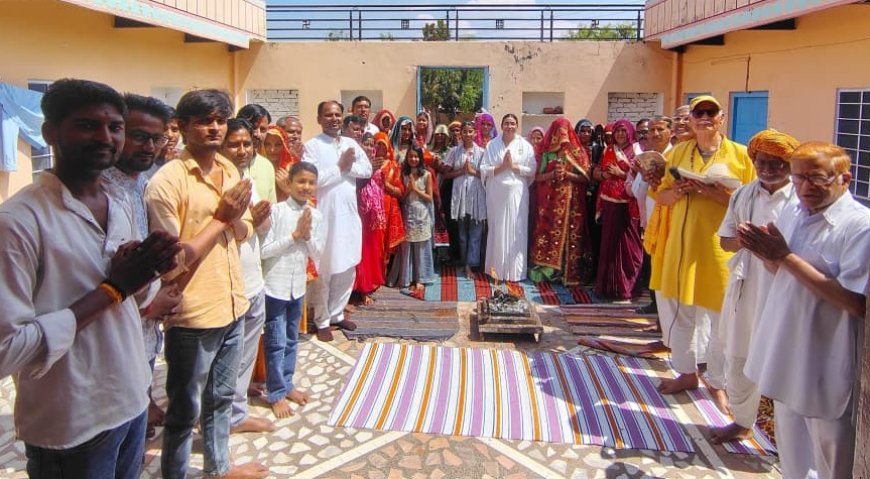 लोक शांति एवं देश की खुशहाली के लिए गायत्री महायज्ञ में दी आहुतियां