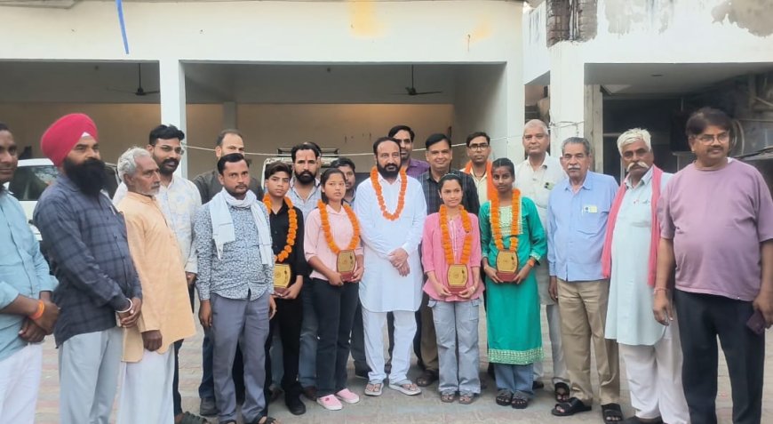 गोविंदगढ़ की कशिश खंडेलवाल ने 10वीं बोर्ड में हासिल किए 99.17 प्रतिशत: छवि के भी 98.83 प्रतिशत मार्क्स,  दिव्यांशी ने लिए 97% नंबर