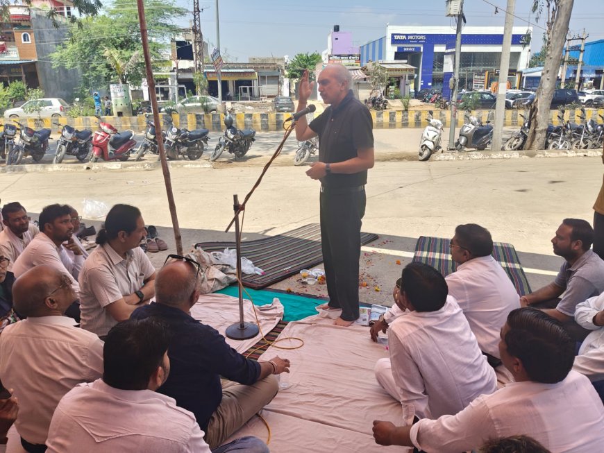 जैन मन्दिर सेवर रोड पर सेवर रोड संघर्ष समिति द्वारा सड़क चौड़ीकरण के विरोध में दिया गया धरना