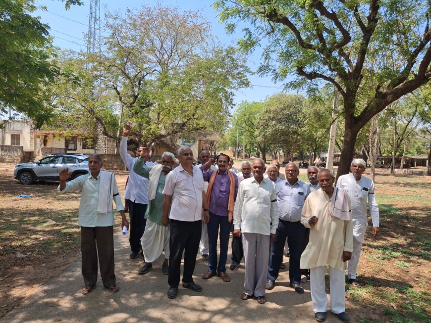 पेशनर्स का हल्ला बोल: वैधता अधिनियम 2025 के विरोध में उपखंड कार्यालय पर प्रदर्शन, ज्ञापन सौंपा