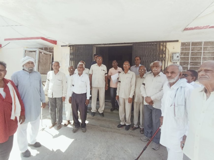 रामगढ़ पेंशनर समाज ने काला दिवस मनाते हुए उपखंड अधिकारी बाबूलाल बैरवा को दिया प्रधानमंत्री के नाम ज्ञापन.