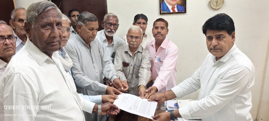 पेंशनर्स के समर्थन में नायब तहसीलदार को सौंपा ज्ञापन, अधिनियम वापस लेने की मांग