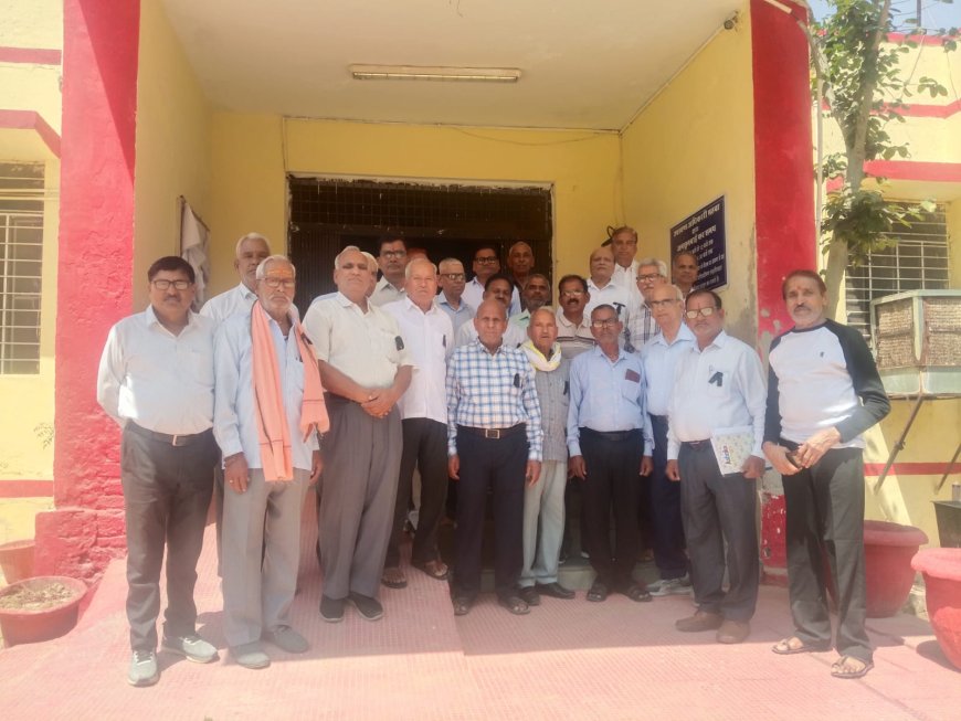 महुवा में पेंशनरों का फूटा गुस्सा: काला दिवस मनाकर सरकार के खिलाफ जोरदार प्रदर्शन, उपखंड अधिकारी के माध्यम से पीएम के नाम सौंपा ज्ञापन