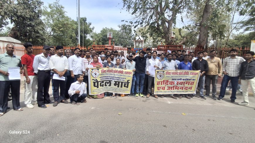 अलवर में संविदा प्लेसमेंट कार्मिकों की आक्रोश रैली: पड़ोसी राज्यों की तर्ज पर वेतन वृद्धि और बोनस अंकों के लिए सड़क पर उतरे कर्मचारी, राष्ट्रपति के नाम सौंपा ज्ञापन