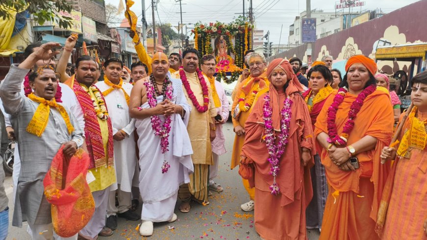 प्रभु श्री राम के अवतरण दिवस पर निकली नगर में शोभायात्रा मे शामिल हुए साधु संत विद्यार्थी एवं भागवत प्रवक्ता