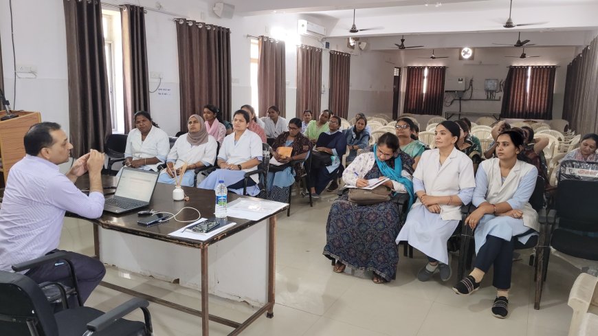 कैंसर के प्रति सामाजिक जागरूकता आवश्यक  - डॉ. रावत; 30 वर्ष से अधिक आयु की महिलाओं की स्क्रीनिंग पर जोर; वीआईए किट से जांच के दिए निर्देश