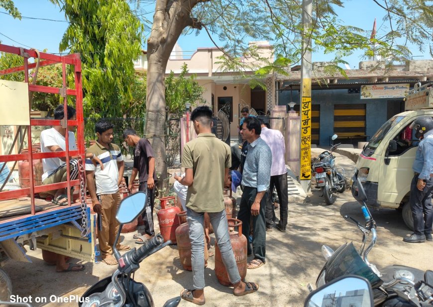 गैस एजेंसी की मनमानी, होम डिलीवरी के बजाय सड़क पर वितरण; गैस एजेंसियों की लापरवाही से आमजन में फैल रहा भ्रम