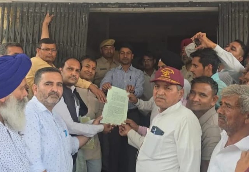 रामगढ़ में रेलवे पुल निर्माण का विरोध तेज. लोगों ने एसडीएम को ज्ञापन सौंपा. अंडरपास की मांग की.