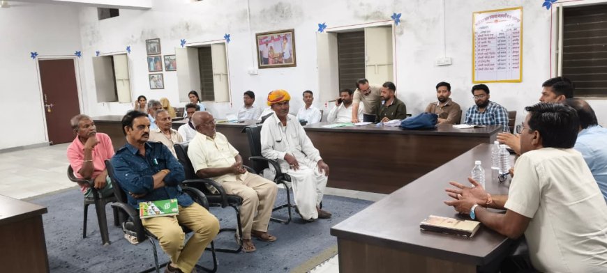 गांव में रात्रि चौपाल कर ग्रामीणों को किया जागरूक