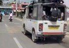 लापरवाही की इंतहा: निजी स्कूल वाहनों में क्षमता से अधिक बच्चों की 'ओवरलोडिंग', गेट पर लटककर सफर करने को मजबूर मासूम