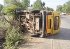 बाईक को बचाने का प्रयास निजी स्कूल वाहन पलटा, 11 बच्चे सहित 13 लोग घायल