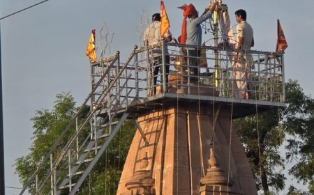 ढोल-थाली की गुंजायमान के बीच पंचमुखी हनुमान मंदिर शिखर पर चढ़ाई ध्वजा, उमड़ी श्रद्धालुओं की भीड़