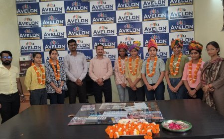 बोर्ड परीक्षा मे अव्वल नंबर पर आए विद्यार्थियों का तिलक लगा माला साफे पहनाकर किया गया सम्मान