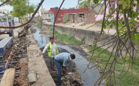 पुर में नालों की सफाई पर फिर सवाल ठेकेदार को करोड़ों का भुगतान, फिर भी निगम कर्मचारी कर रहे दोबारा सफाई