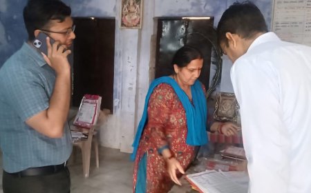 जिला कलेक्टर अतुल प्रकाश ने खैरथल के राजकीय प्राथमिक विद्यालय का किया औचक निरीक्षण