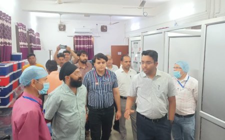 जिला कलेक्टर मयंक मनीष ने किया डीग के राजकीय जिला चिकित्सालय का निरीक्षण