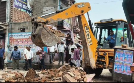 अतिक्रमण पर चला पीला पंजा, सड़क चौड़ीकरण के लिए हटाए कब्जे