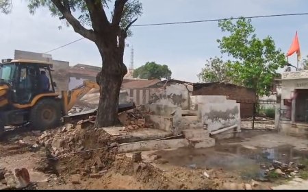 भरतपुर में ट्रस्ट की जमीन पर चला बुलडोजर: 4 दुकानें और गोदाम ध्वस्त, 10 दिन पहले दिया था नोटिस