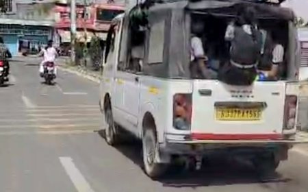 लापरवाही की इंतहा: निजी स्कूल वाहनों में क्षमता से अधिक बच्चों की 'ओवरलोडिंग', गेट पर लटककर सफर करने को मजबूर मासूम