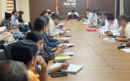 जिला कलेक्टर की अध्यक्षता में साप्ताहिक समीक्षा बैठक का हुआ आयोजन; अधिकारियों को बिना अनुमति मुख्यालय नहीं छोड़ने के निर्देश