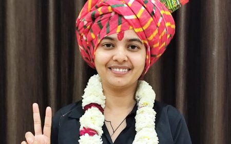 “महुवा की मिट्टी से उभरी मेधा:  महात्मा गाँधी कॉलेज की सुरभि देव ने CSIR-NET में ऑल इंडिया 65वीं रैंक से रचा स्वर्णिम इतिहास”