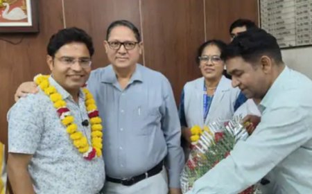 अलवर जिला अस्पताल में बड़ा प्रशासनिक फेरबदल: सात दिन में बदले PMO, डॉ. प्रवीण शर्मा ने संभाला कार्यभार