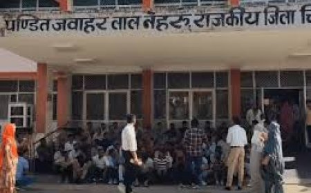 सरकारी हॉस्पिटल की लैब निजी हाथों में सौंपने की तैयारी: संविदाकर्मी धरने पर बैठे, बोले-  संकट में हमारी रोजी-रोटी