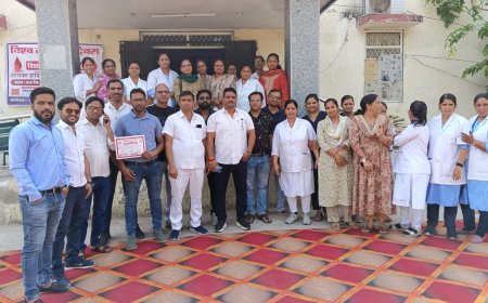 चिकित्सा महाविद्यालय में नर्सेज संवर्ग के पदों को समाप्त करने के विरोध में नर्सेज यूनियन ने सांसद अग्रवाल को सौंपा ज्ञापन