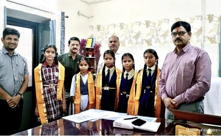 नव प्रवेशित छात्राओं का सीबीईओ ने किया अभिनंदन