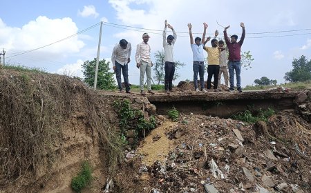 नीचे से खोखली हुई सड़क से हादसा होने की संभावना; विभाग नहीं दे रहा ध्यान
