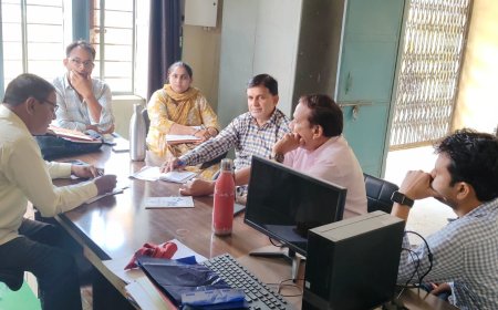 कठूमर क्षेत्र में विकास अधिकारी ने विभिन्न ग्राम पंचायतों का दौरा कर योजनाओं की प्रगति की समीक्षा की; 15 अप्रैल तक रिचार्ज टॉप कार्य पूर्ण करने के निर्देश, लापरवाही पर होगी कार्रवाई