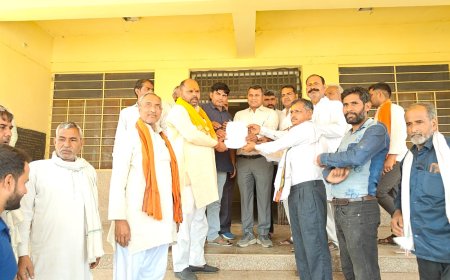 फसल खराबे के मुआवजे को लेकर क्षेत्र के किसानों ने मुख्यमंत्री के नाम तहसीलदार को सौंपा ज्ञापन