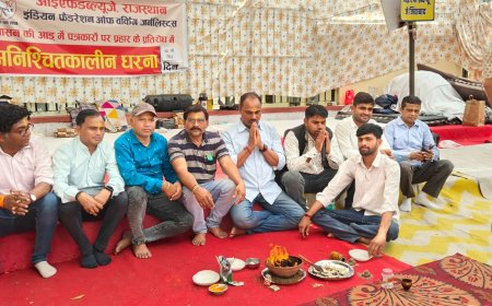 प्रशासन की आड़ में पत्रकार की आजिविका पर बुलडोजर और झूठे मुकदमों के विरोध में धरना जारी, किया सद्बुद्धि यज्ञ