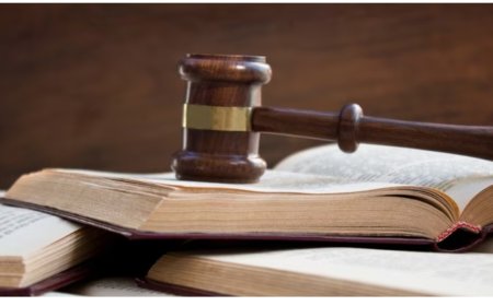 बकाया थी फीस, वकीलों ने कोर्ट से की फैसला रोकने की मांग; जज ने ठोक दिया 50 हजार जुर्माना