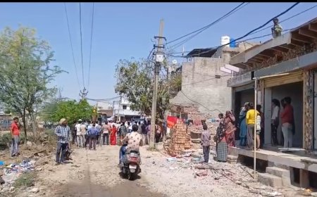 अतिक्रमण पर चला बुलडोजर: गोलपुरा रोड से मथुरा बायपास तक सड़क चौड़ीकरण की कार्रवाई