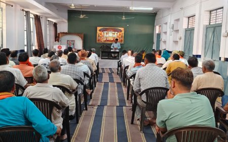 महुवा के आदर्श विद्या मंदिर में 'प्रमुख जन गोष्ठी' का आयोजन; प्रबुद्ध जनों ने लिया भाग, राष्ट्र को परम वैभव पर ले जाने के लिए डॉ. हेडगेवार ने बोया था संघ का बीज: कैलाश