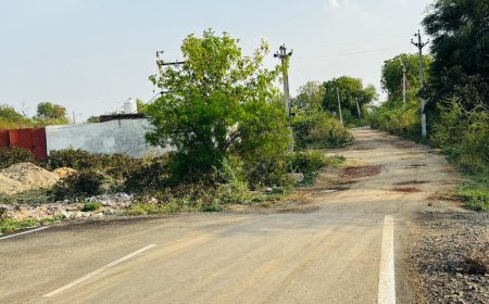 आधा रोड़ बनाने के बाद अधूरी छोड़ी सड़क बनी आफत,  कॉलोनीवासियों ने दी आंदोलन की चेतावनी