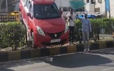 जयपुर: गांधी नगर मोड पर डिवाइडर की रेलिंग पर चढ़ी बेकाबू कार; ओवरस्पीड बना हादसे का कारण