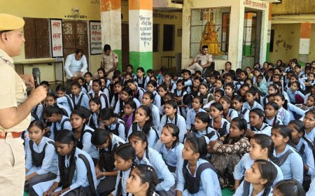 महुवा: पुलिस स्थापना दिवस पर छात्राओं को सिखाए साइबर सुरक्षा के गुर; थानाधिकारी ने कहा- 'रील्स के झूठे शौक से बचें विद्यार्थी'
