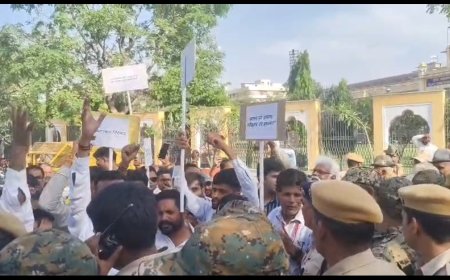 लोकतंत्र के चौथे स्तंभ पर प्रहार के विरोध में IFWJ का ‘हल्ला बोल’; सिविल लाइंस विधायक गोपाल शर्मा पहुंचे धरनास्थल दिया अपना समर्थन