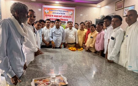 महुवा में कांग्रेस की संगठन बढ़ाओ लोकतंत्र बचाओ अभियान की बैठक रामकुटि पर आयोजित