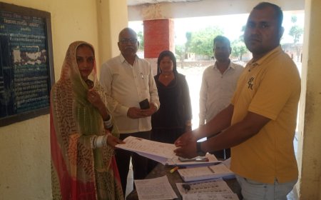 उप तहसीलदार ने मतदान केंद्र का किया निरीक्षण; बूथ पर नही पहुंचा प्रगणक, वार्ड 16 के मतदाता करते रहे इंतजार