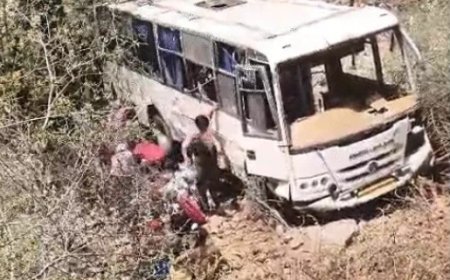 पुष्कर घाटी में भीषण सड़क हादसा: 200 फीट गहरी खाई में गिरी बस, 2 महिलाओं की मौत, 31 घायल