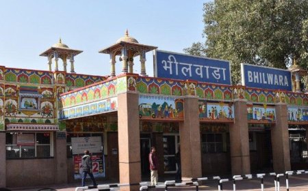 भीलवाड़ा स्टेशन पर अफरातफरी: देरी से पहुंची इंटरसिटी, चढ़ने-उतरने की होड सहित दो बड़े हादसे टले