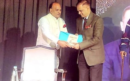 गुप्ता द्वारा लिखित पुस्तक इंडिया @100: रिसर्जेंट भारत पुस्तक मुख्य सचिव को भेट की