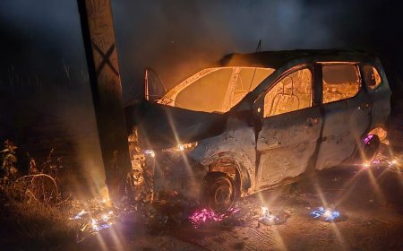 बारात से लौट रही तवेरा कार बिजली के खंभे से टकराई; शॉर्ट सर्किट से लगी भीषण आग, फायर ब्रिगेड ने पाया काबू, 6 लोग बाल-बाल बचे  घटना से मचा हड़कंप, जुटी भीड़